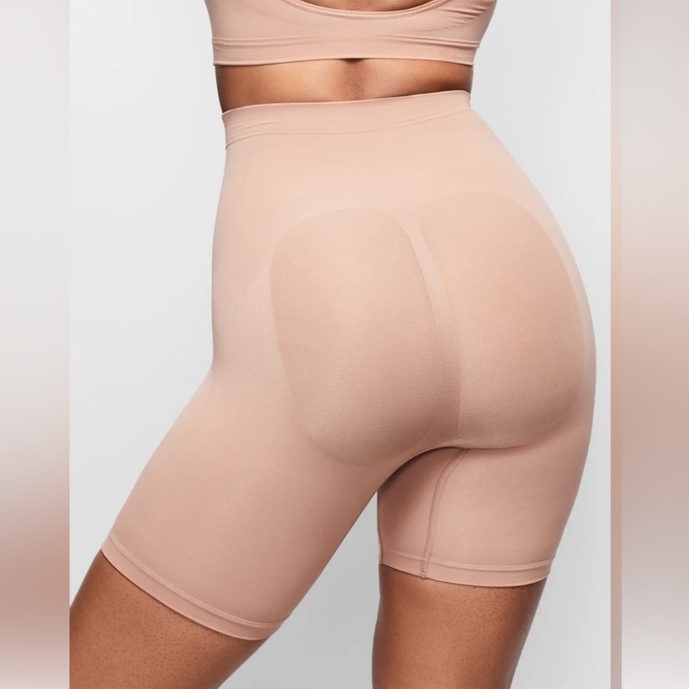 SKIMS sculpting shorts mid thigh size S – M color clay